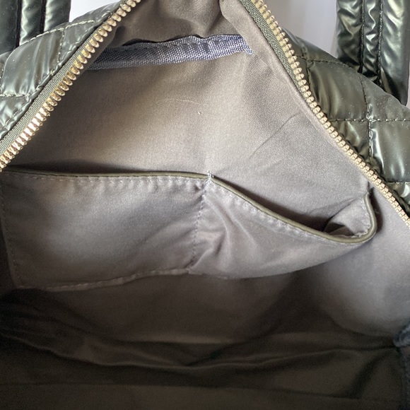 Fun bag with lots of compartments! - Picture 6 of 8